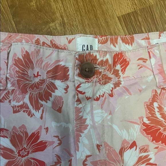 GAP Women's Pink Floral 5 inch inseam shorts. Size 10 - Picture 4 of 5